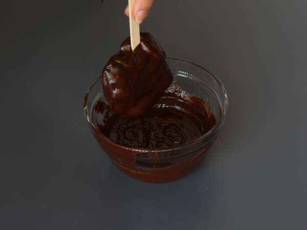 Skyr-, Himbeer- und Schokoladeneis. Der gesunde Snack für sonnige Tage! - Zubereitung Schritt 4