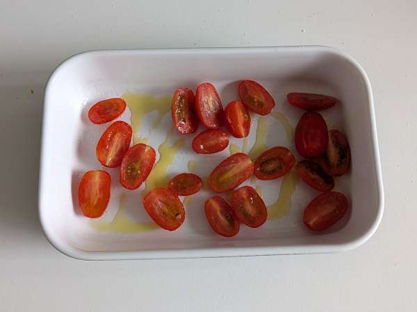 Brotkörbchen mit Mozzarella, Kirschtomaten und schwarzen Oliven - Zubereitung Schritt 1