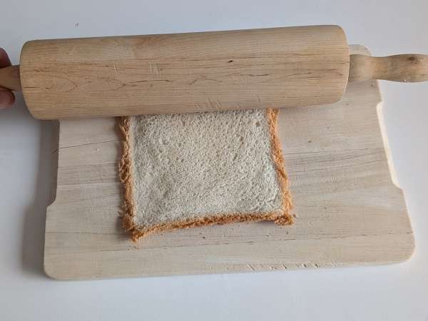 Brotkörbchen mit Mozzarella, Kirschtomaten und schwarzen Oliven - Zubereitung Schritt 2