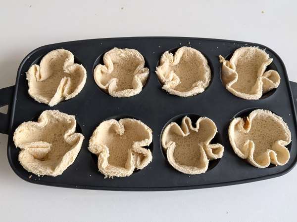 Brotkörbchen mit Mozzarella, Kirschtomaten und schwarzen Oliven - Zubereitung Schritt 4