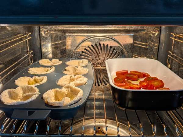 Brotkörbchen mit Mozzarella, Kirschtomaten und schwarzen Oliven - Zubereitung Schritt 5