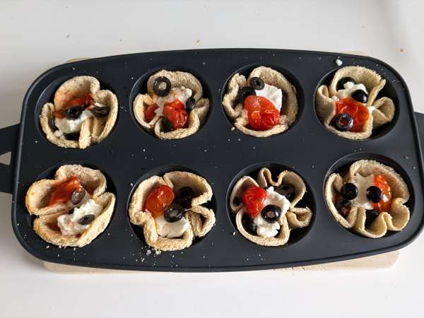 Brotkörbchen mit Mozzarella, Kirschtomaten und schwarzen Oliven - Zubereitung Schritt 6