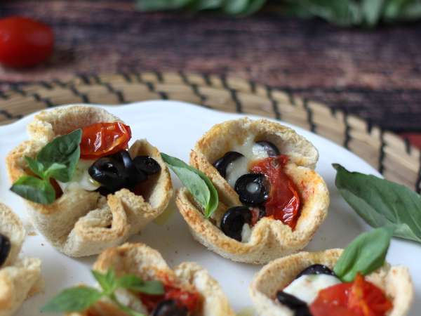 Brotkörbchen mit Mozzarella, Kirschtomaten und schwarzen Oliven - Zubereitung Schritt 7