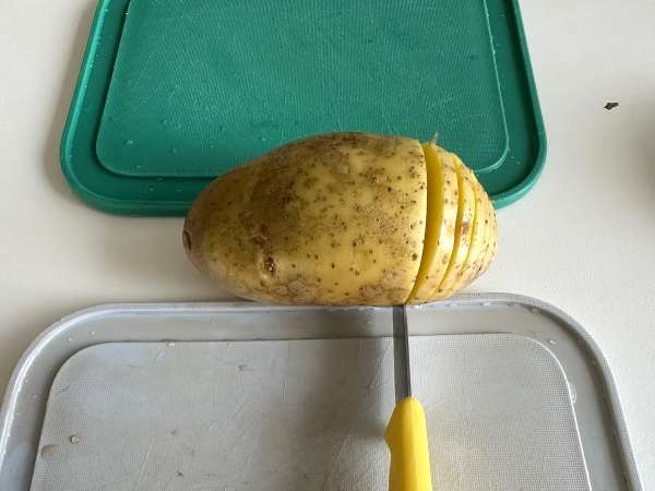 Hasselback-Kartoffeln im Air Fryer: knusprig, schmelzend und ultraeinfach! - Zubereitung Schritt 1