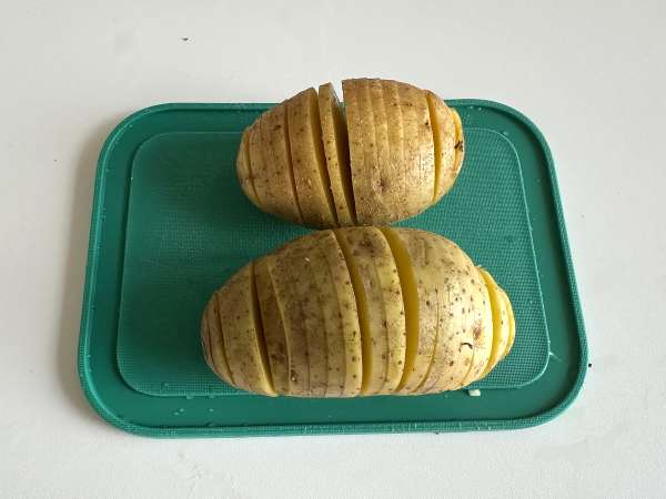 Hasselback-Kartoffeln im Air Fryer: knusprig, schmelzend und ultraeinfach! - Zubereitung Schritt 2