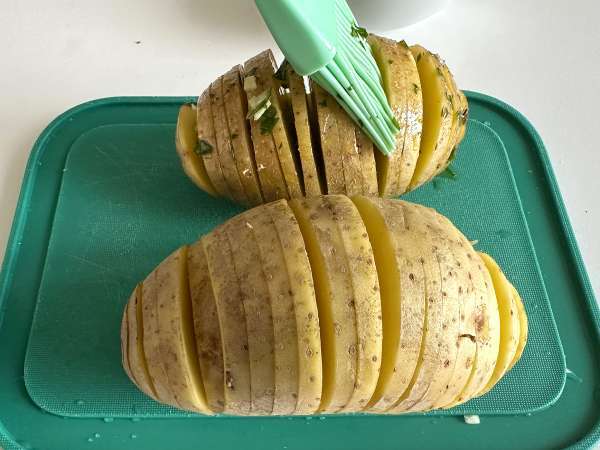 Hasselback-Kartoffeln im Air Fryer: knusprig, schmelzend und ultraeinfach! - Zubereitung Schritt 4