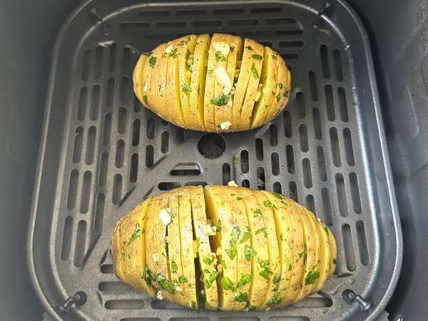 Hasselback-Kartoffeln im Air Fryer: knusprig, schmelzend und ultraeinfach! - Zubereitung Schritt 6