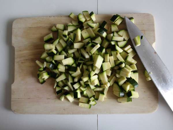 Orzo-Nudelsalat mit Lachs und Zucchini - Zubereitung Schritt 3