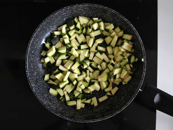 Orzo-Nudelsalat mit Lachs und Zucchini - Zubereitung Schritt 4
