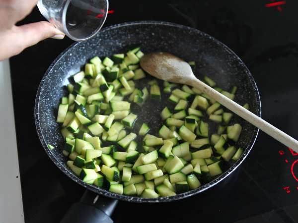 Orzo-Nudelsalat mit Lachs und Zucchini - Zubereitung Schritt 5