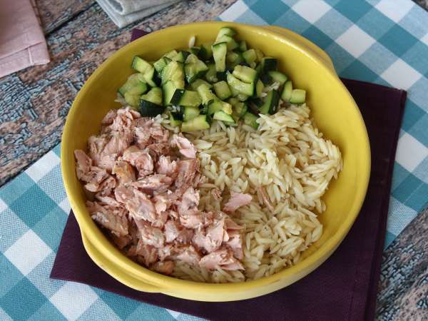 Orzo-Nudelsalat mit Lachs und Zucchini - Zubereitung Schritt 7