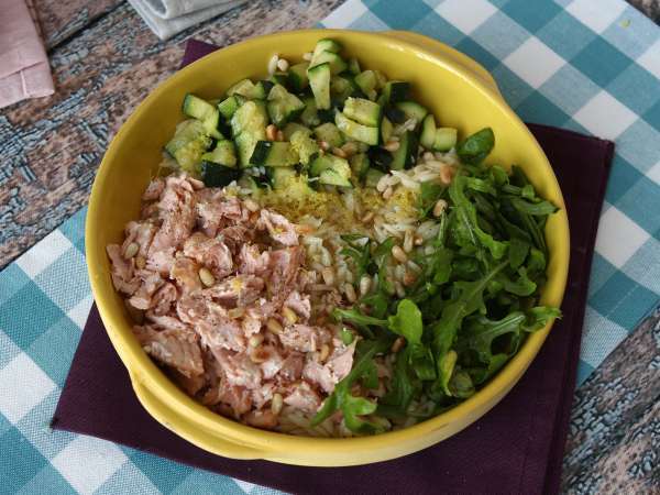 Orzo-Nudelsalat mit Lachs und Zucchini - Zubereitung Schritt 8