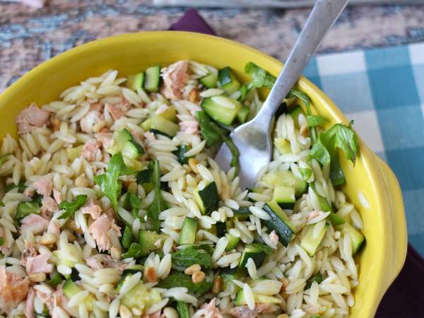 Orzo-Nudelsalat mit Lachs und Zucchini - Zubereitung Schritt 9