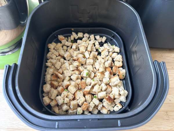 Knusprige Kräutercroutons in der Heißluftfritteuse (schnell und einfach) - Zubereitung Schritt 6