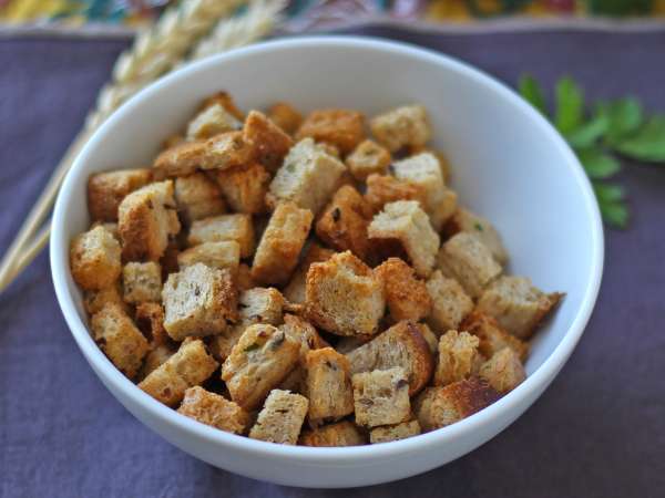 Knusprige Kräutercroutons in der Heißluftfritteuse (schnell und einfach) - Zubereitung Schritt 7