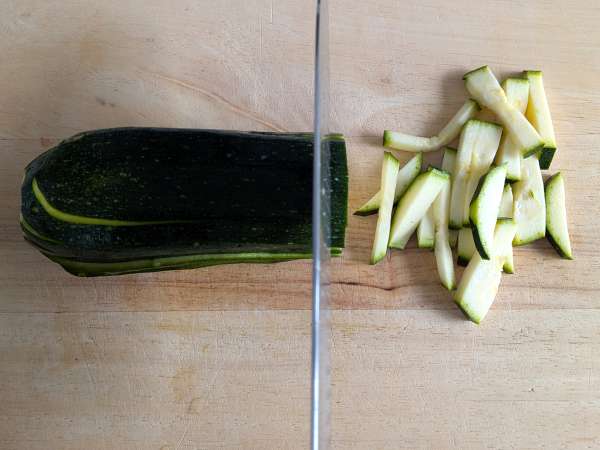 Zucchini-Carbonara: das leicht zu machende vegetarische Rezept - Zubereitung Schritt 2