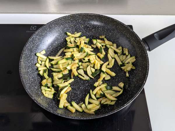 Zucchini-Carbonara: das leicht zu machende vegetarische Rezept - Zubereitung Schritt 3