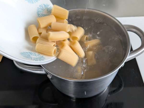 Zucchini-Carbonara: das leicht zu machende vegetarische Rezept - Zubereitung Schritt 4