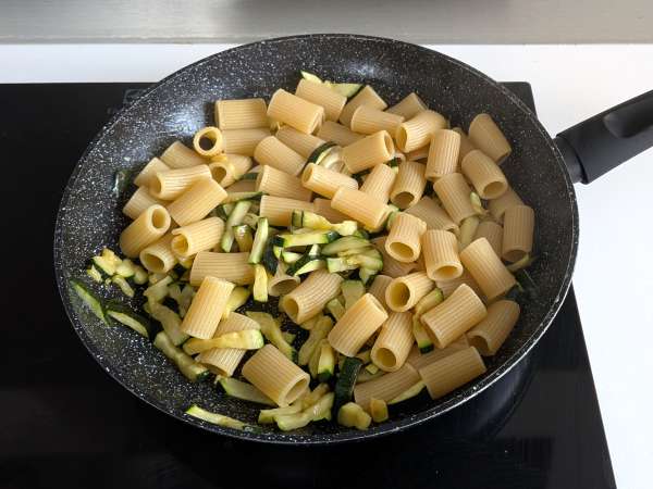 Zucchini-Carbonara: das leicht zu machende vegetarische Rezept - Zubereitung Schritt 7