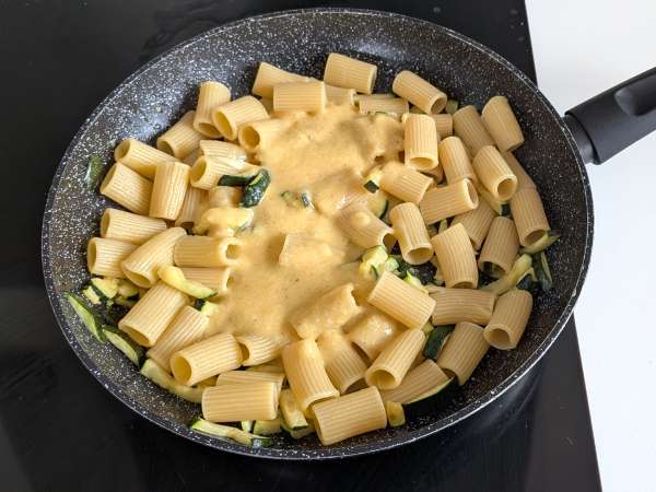 Zucchini-Carbonara: das leicht zu machende vegetarische Rezept - Zubereitung Schritt 8