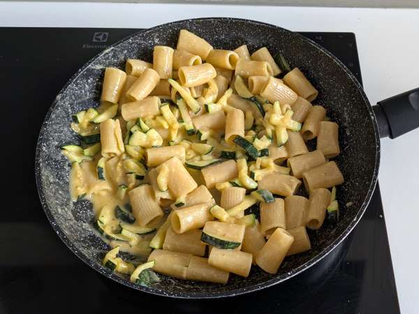 Zucchini-Carbonara: das leicht zu machende vegetarische Rezept - Zubereitung Schritt 9