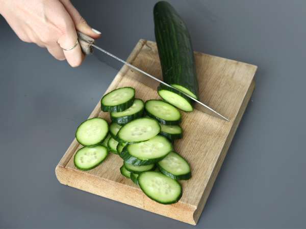 Würziger Gurkensalat mit Erdnüssen - Zubereitung Schritt 1