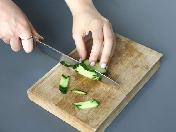 Würziger Gurkensalat mit Erdnüssen - Zubereitung Schritt 2