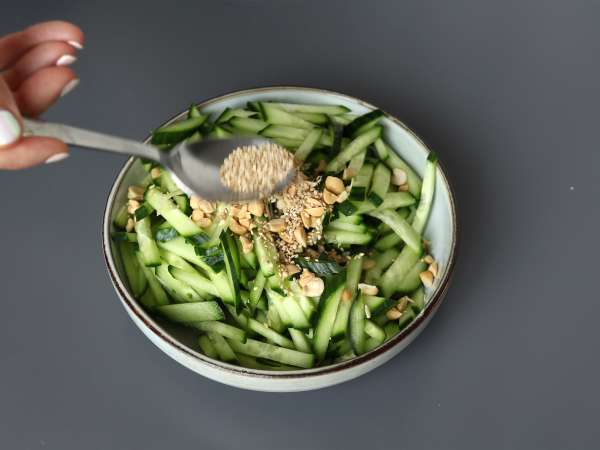 Würziger Gurkensalat mit Erdnüssen - Zubereitung Schritt 3