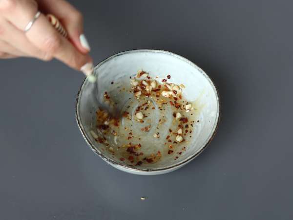 Würziger Gurkensalat mit Erdnüssen - Zubereitung Schritt 6