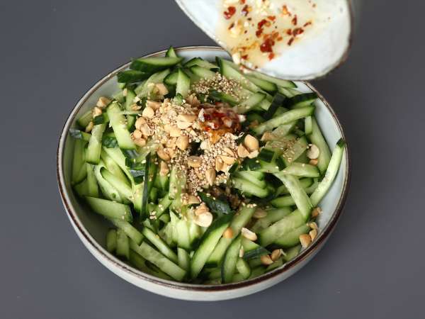 Würziger Gurkensalat mit Erdnüssen - Zubereitung Schritt 7