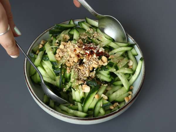 Würziger Gurkensalat mit Erdnüssen - Zubereitung Schritt 8