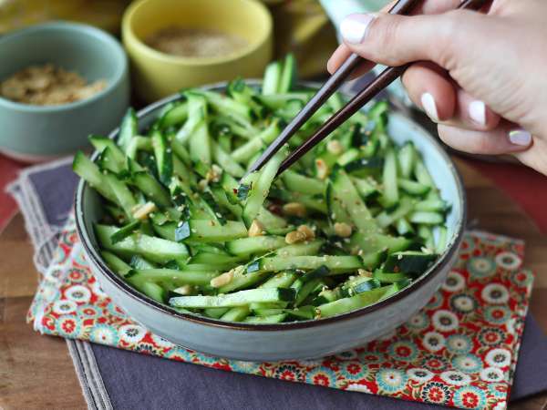 Würziger Gurkensalat mit Erdnüssen - Zubereitung Schritt 9