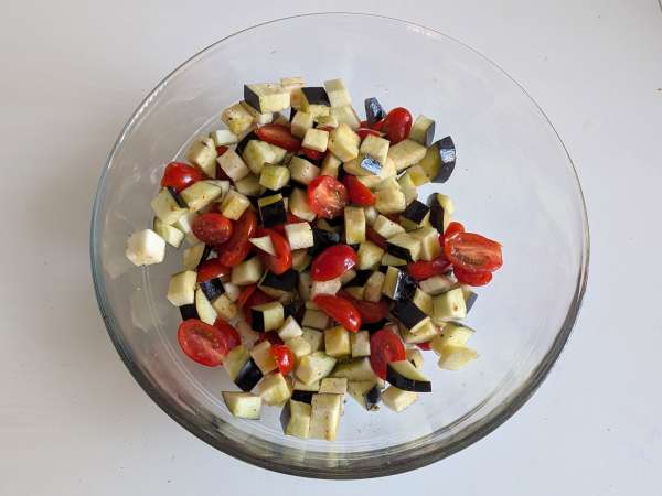 Nudeln mit Auberginencreme und Kirschtomaten: einfaches und leckeres Rezept - Zubereitung Schritt 1