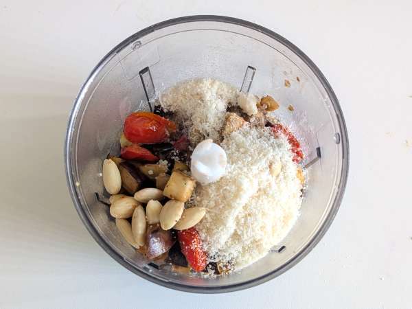 Nudeln mit Auberginencreme und Kirschtomaten: einfaches und leckeres Rezept - Zubereitung Schritt 3