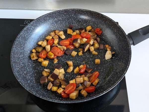 Nudeln mit Auberginencreme und Kirschtomaten: einfaches und leckeres Rezept - Zubereitung Schritt 6