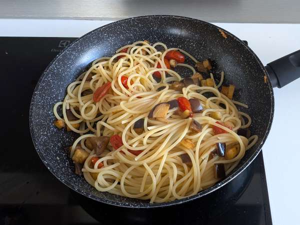 Nudeln mit Auberginencreme und Kirschtomaten: einfaches und leckeres Rezept - Zubereitung Schritt 7