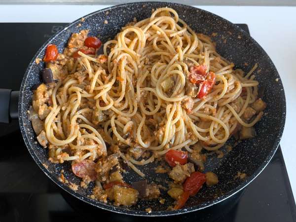 Nudeln mit Auberginencreme und Kirschtomaten: einfaches und leckeres Rezept - Zubereitung Schritt 8