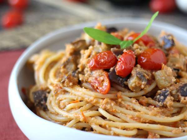Nudeln mit Auberginencreme und Kirschtomaten: einfaches und leckeres Rezept - Zubereitung Schritt 9