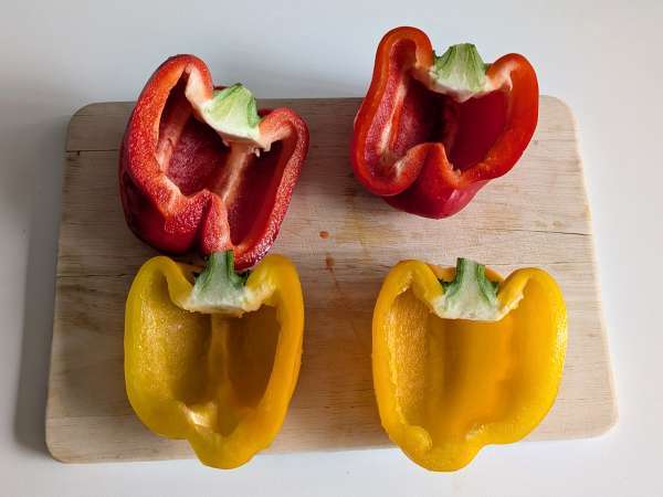 Gebackene vegetarische gefüllte Paprika: das einfache und schmackhafte Rezept mit Gemüse und Mozzarella-Käse - Zubereitung Schritt 1
