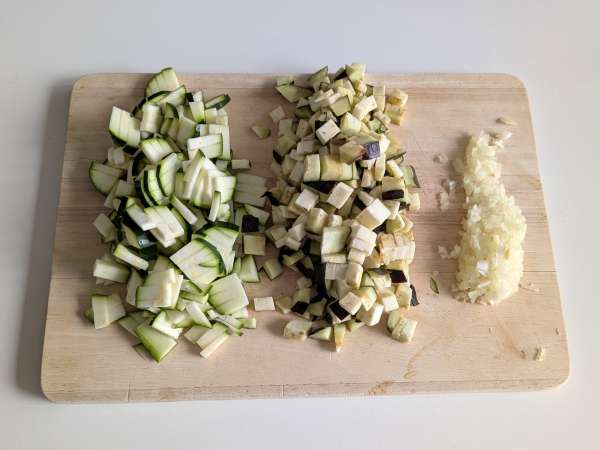 Gebackene vegetarische gefüllte Paprika: das einfache und schmackhafte Rezept mit Gemüse und Mozzarella-Käse - Zubereitung Schritt 2