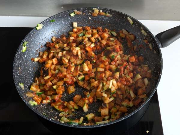 Gebackene vegetarische gefüllte Paprika: das einfache und schmackhafte Rezept mit Gemüse und Mozzarella-Käse - Zubereitung Schritt 4