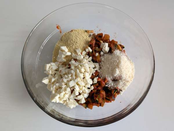 Gebackene vegetarische gefüllte Paprika: das einfache und schmackhafte Rezept mit Gemüse und Mozzarella-Käse - Zubereitung Schritt 5