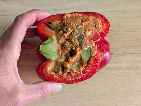 Gebackene vegetarische gefüllte Paprika: das einfache und schmackhafte Rezept mit Gemüse und Mozzarella-Käse - Zubereitung Schritt 6