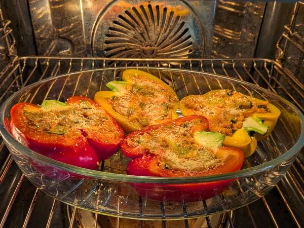 Gebackene vegetarische gefüllte Paprika: das einfache und schmackhafte Rezept mit Gemüse und Mozzarella-Käse - Zubereitung Schritt 8