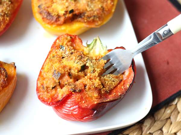 Gebackene vegetarische gefüllte Paprika: das einfache und schmackhafte Rezept mit Gemüse und Mozzarella-Käse - Zubereitung Schritt 9