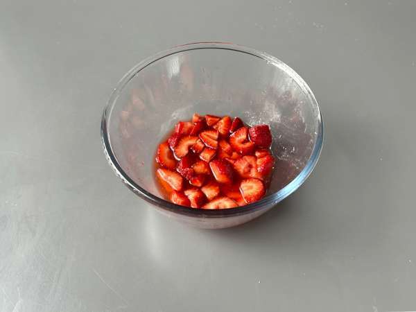 Pavê de morango, die brasilianische Nachspeise aus Erdbeeren und Kondensmilch, die am besten kalt gegessen wird - Zubereitung Schritt 1