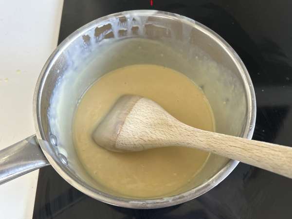 Pavê de morango, die brasilianische Nachspeise aus Erdbeeren und Kondensmilch, die am besten kalt gegessen wird - Zubereitung Schritt 3