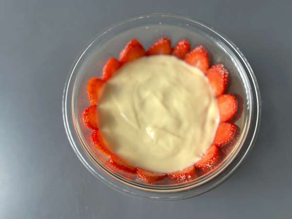 Pavê de morango, die brasilianische Nachspeise aus Erdbeeren und Kondensmilch, die am besten kalt gegessen wird - Zubereitung Schritt 5