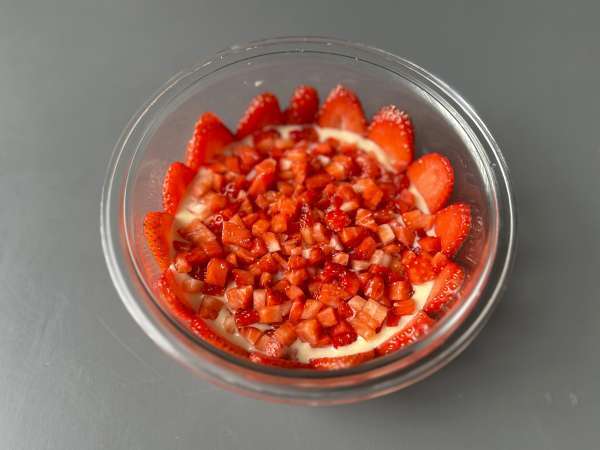 Pavê de morango, die brasilianische Nachspeise aus Erdbeeren und Kondensmilch, die am besten kalt gegessen wird - Zubereitung Schritt 6