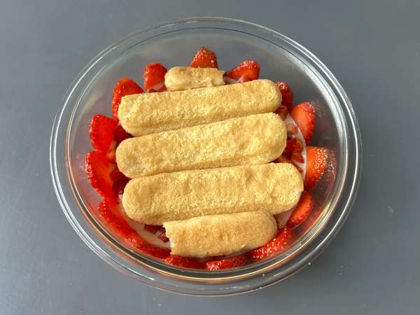 Pavê de morango, die brasilianische Nachspeise aus Erdbeeren und Kondensmilch, die am besten kalt gegessen wird - Zubereitung Schritt 7